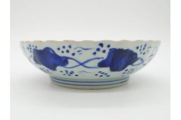 幕末〜明治期　伊万里　青磁　染付　約19cm　6.1寸　花びらのような縁のデザインが上品な中皿3枚セット(輪花型、蝶、ちょう、紗綾形、花、植物、裏印、深皿、中皿、和食器、和皿、六寸一分)(R-079149)