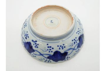 幕末〜明治期　伊万里　青磁　染付　約19cm　6.1寸　花びらのような縁のデザインが上品な中皿3枚セット(輪花型、蝶、ちょう、紗綾形、花、植物、裏印、深皿、中皿、和食器、和皿、六寸一分)(R-079149)