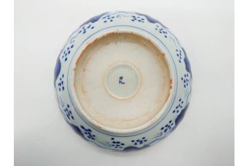 幕末〜明治期　伊万里　青磁　染付　約19cm　6.1寸　花びらのような縁のデザインが上品な中皿3枚セット(輪花型、蝶、ちょう、紗綾形、花、植物、裏印、深皿、中皿、和食器、和皿、六寸一分)(R-079149)