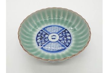 幕末〜明治期　伊万里　青磁　染付　約19cm　6.1寸　花びらのような縁のデザインが上品な中皿3枚セット(輪花型、蝶、ちょう、紗綾形、花、植物、裏印、深皿、中皿、和食器、和皿、六寸一分)(R-079149)