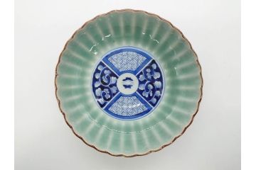 幕末〜明治期　伊万里　青磁　染付　約19cm　6.1寸　花びらのような縁のデザインが上品な中皿3枚セット(輪花型、蝶、ちょう、紗綾形、花、植物、裏印、深皿、中皿、和食器、和皿、六寸一分)(R-079149)