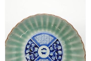 幕末〜明治期　伊万里　青磁　染付　約19cm　6.1寸　花びらのような縁のデザインが上品な中皿3枚セット(輪花型、蝶、ちょう、紗綾形、花、植物、裏印、深皿、中皿、和食器、和皿、六寸一分)(R-079149)