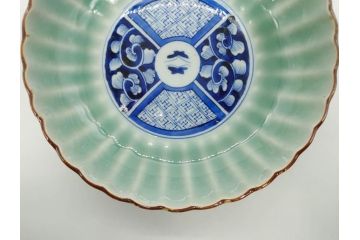 幕末〜明治期　伊万里　青磁　染付　約19cm　6.1寸　花びらのような縁のデザインが上品な中皿3枚セット(輪花型、蝶、ちょう、紗綾形、花、植物、裏印、深皿、中皿、和食器、和皿、六寸一分)(R-079149)