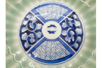 幕末〜明治期　伊万里　青磁　染付　約19cm　6.1寸　花びらのような縁のデザインが上品な中皿3枚セット(輪花型、蝶、ちょう、紗綾形、花、植物、裏印、深皿、中皿、和食器、和皿、六寸一分)(R-079149)