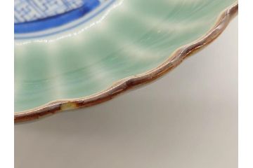 幕末〜明治期　伊万里　青磁　染付　約19cm　6.1寸　花びらのような縁のデザインが上品な中皿3枚セット(輪花型、蝶、ちょう、紗綾形、花、植物、裏印、深皿、中皿、和食器、和皿、六寸一分)(R-079149)