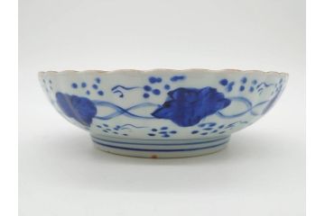 幕末〜明治期　伊万里　青磁　染付　約19cm　6.1寸　花びらのような縁のデザインが上品な中皿3枚セット(輪花型、蝶、ちょう、紗綾形、花、植物、裏印、深皿、中皿、和食器、和皿、六寸一分)(R-079149)