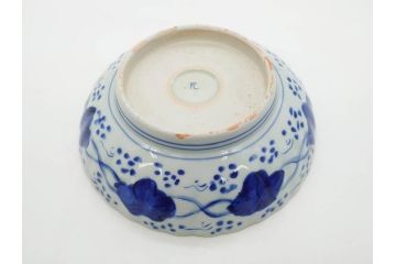 幕末〜明治期　伊万里　青磁　染付　約19cm　6.1寸　花びらのような縁のデザインが上品な中皿3枚セット(輪花型、蝶、ちょう、紗綾形、花、植物、裏印、深皿、中皿、和食器、和皿、六寸一分)(R-079149)