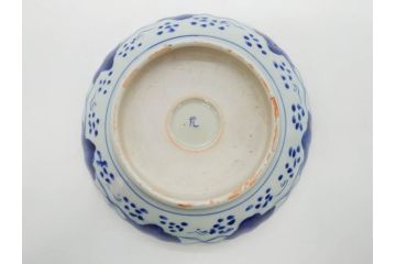 幕末〜明治期　伊万里　青磁　染付　約19cm　6.1寸　花びらのような縁のデザインが上品な中皿3枚セット(輪花型、蝶、ちょう、紗綾形、花、植物、裏印、深皿、中皿、和食器、和皿、六寸一分)(R-079149)