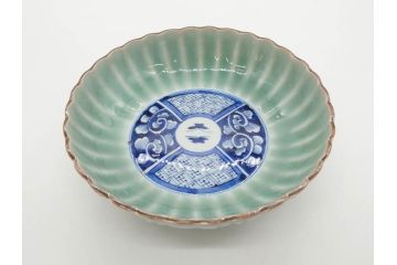 幕末〜明治期　伊万里　青磁　染付　約19cm　6.1寸　花びらのような縁のデザインが上品な中皿3枚セット(輪花型、蝶、ちょう、紗綾形、花、植物、裏印、深皿、中皿、和食器、和皿、六寸一分)(R-079149)