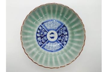 幕末〜明治期　伊万里　青磁　染付　約19cm　6.1寸　花びらのような縁のデザインが上品な中皿3枚セット(輪花型、蝶、ちょう、紗綾形、花、植物、裏印、深皿、中皿、和食器、和皿、六寸一分)(R-079149)
