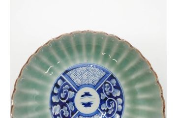 幕末〜明治期　伊万里　青磁　染付　約19cm　6.1寸　花びらのような縁のデザインが上品な中皿3枚セット(輪花型、蝶、ちょう、紗綾形、花、植物、裏印、深皿、中皿、和食器、和皿、六寸一分)(R-079149)