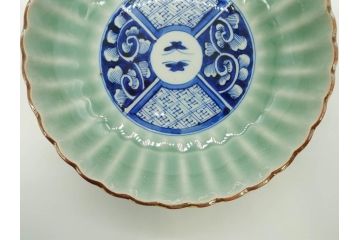 幕末〜明治期　伊万里　青磁　染付　約19cm　6.1寸　花びらのような縁のデザインが上品な中皿3枚セット(輪花型、蝶、ちょう、紗綾形、花、植物、裏印、深皿、中皿、和食器、和皿、六寸一分)(R-079149)