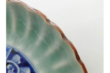 幕末〜明治期　伊万里　青磁　染付　約19cm　6.1寸　花びらのような縁のデザインが上品な中皿3枚セット(輪花型、蝶、ちょう、紗綾形、花、植物、裏印、深皿、中皿、和食器、和皿、六寸一分)(R-079149)