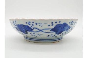 幕末〜明治期　伊万里　青磁　染付　約19cm　6.1寸　花びらのような縁のデザインが上品な中皿3枚セット(輪花型、蝶、ちょう、紗綾形、花、植物、裏印、深皿、中皿、和食器、和皿、六寸一分)(R-079149)