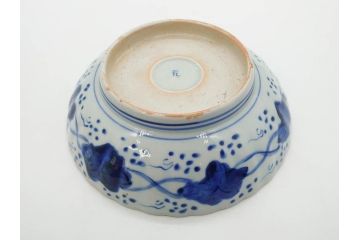 幕末〜明治期　伊万里　青磁　染付　約19cm　6.1寸　花びらのような縁のデザインが上品な中皿3枚セット(輪花型、蝶、ちょう、紗綾形、花、植物、裏印、深皿、中皿、和食器、和皿、六寸一分)(R-079149)
