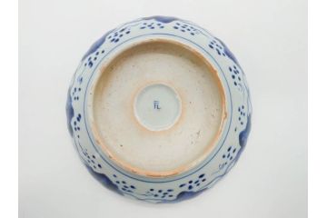 幕末〜明治期　伊万里　青磁　染付　約19cm　6.1寸　花びらのような縁のデザインが上品な中皿3枚セット(輪花型、蝶、ちょう、紗綾形、花、植物、裏印、深皿、中皿、和食器、和皿、六寸一分)(R-079149)