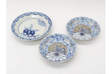 江戸期　古伊万里　染付　(渦福)約12cm　4寸/(菊桐紋)約15cm　5寸　和の雰囲気漂う小皿2枚&中皿セット(菊桐紋、禍福、豆皿、和皿、和食器、四寸、五寸)(R-079150)