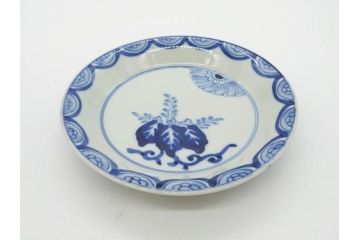 江戸期　古伊万里　染付　(渦福)約12cm　4寸/(菊桐紋)約15cm　5寸　和の雰囲気漂う小皿2枚&中皿セット(菊桐紋、禍福、豆皿、和皿、和食器、四寸、五寸)(R-079150)