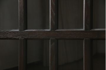 中古　美品!!　総栗材　浮造り仕上げ　上品な和を演出する五尺水屋箪笥サイドボード(収納棚、戸棚、サイドキャビネット、食器棚)(R-079153)