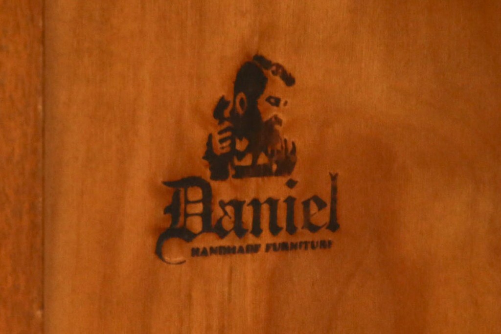 中古　横浜ダニエル(daniel)　温もりを感じる木の風合いが魅力的なキャビネット　(R-079154)