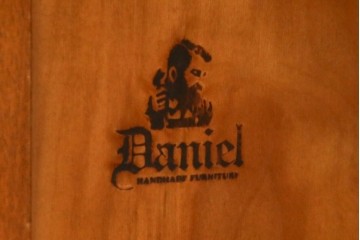 中古　横浜ダニエル(daniel)　温もりを感じる木の風合いが魅力的なキャビネット　(R-079154)