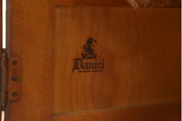 中古　横浜ダニエル(daniel)　温もりを感じる木の風合いが魅力的なキャビネット(カップボード、食器棚、戸棚、収納棚、飾り棚)(R-079154)