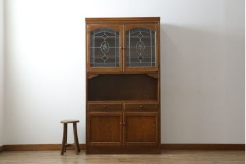 中古　三越家具(現カントリーハウス)　Brugge(ブルージュ)　プロパティ　ステンドグラスが上品な印象を深めるキャビネット(食器棚、カップボード、収納棚、戸棚、飾り棚)(R-079155)