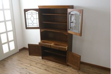 中古　三越家具(現カントリーハウス)　Brugge(ブルージュ)　プロパティ　ステンドグラスが上品な印象を深めるキャビネット(食器棚、カップボード、収納棚、戸棚、飾り棚)(R-079155)