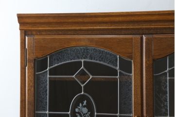 中古　三越家具(現カントリーハウス)　Brugge(ブルージュ)　プロパティ　ステンドグラスが上品な印象を深めるキャビネット(食器棚、カップボード、収納棚、戸棚、飾り棚)(R-079155)