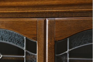 中古　三越家具(現カントリーハウス)　Brugge(ブルージュ)　プロパティ　ステンドグラスが上品な印象を深めるキャビネット(食器棚、カップボード、収納棚、戸棚、飾り棚)(R-079155)