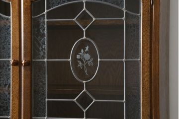 中古　三越家具(現カントリーハウス)　Brugge(ブルージュ)　プロパティ　ステンドグラスが上品な印象を深めるキャビネット(食器棚、カップボード、収納棚、戸棚、飾り棚)(R-079155)