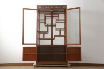 和製ビンテージ　花梨(カリン)材　螺鈿(ラデン)細工　象嵌入り　雅やかな佇まいが空間に華やぎをもたらす三面ガラスキャビネット(飾り棚、陳列棚、収納棚、戸棚、ガラスケース、ショーケース、ヴィンテージ)(R-079158)