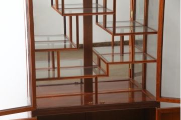 和製ビンテージ　花梨(カリン)材　螺鈿(ラデン)細工　象嵌入り　雅やかな佇まいが空間に華やぎをもたらす三面ガラスキャビネット(飾り棚、陳列棚、収納棚、戸棚、ガラスケース、ショーケース、ヴィンテージ)(R-079158)