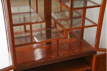 和製ビンテージ　花梨(カリン)材　螺鈿(ラデン)細工　象嵌入り　雅やかな佇まいが空間に華やぎをもたらす三面ガラスキャビネット(飾り棚、陳列棚、収納棚、戸棚、ガラスケース、ショーケース、ヴィンテージ)(R-079158)