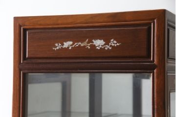 和製ビンテージ　花梨(カリン)材　螺鈿(ラデン)細工　象嵌入り　雅やかな佇まいが空間に華やぎをもたらす三面ガラスキャビネット(飾り棚、陳列棚、収納棚、戸棚、ガラスケース、ショーケース、ヴィンテージ)(R-079158)