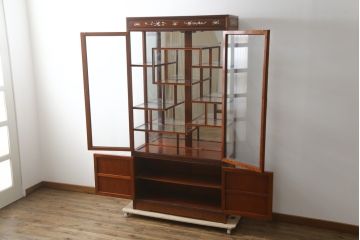 和製ビンテージ　花梨(カリン)材　螺鈿(ラデン)細工　象嵌入り　雅やかな佇まいが空間に華やぎをもたらす三面ガラスキャビネット(飾り棚、陳列棚、収納棚、戸棚、ガラスケース、ショーケース、ヴィンテージ)(R-079158)