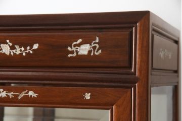 和製ビンテージ　花梨(カリン)材　螺鈿(ラデン)細工　象嵌入り　雅やかな佇まいが空間に華やぎをもたらす三面ガラスキャビネット(飾り棚、陳列棚、収納棚、戸棚、ガラスケース、ショーケース、ヴィンテージ)(R-079158)