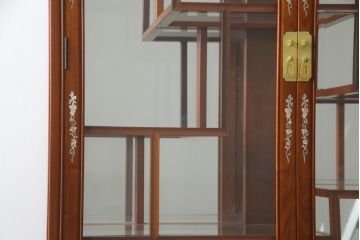 和製ビンテージ　花梨(カリン)材　螺鈿(ラデン)細工　象嵌入り　雅やかな佇まいが空間に華やぎをもたらす三面ガラスキャビネット(飾り棚、陳列棚、収納棚、戸棚、ガラスケース、ショーケース、ヴィンテージ)(R-079158)