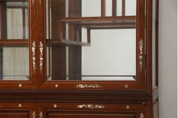 和製ビンテージ　花梨(カリン)材　螺鈿(ラデン)細工　象嵌入り　雅やかな佇まいが空間に華やぎをもたらす三面ガラスキャビネット(飾り棚、陳列棚、収納棚、戸棚、ガラスケース、ショーケース、ヴィンテージ)(R-079158)
