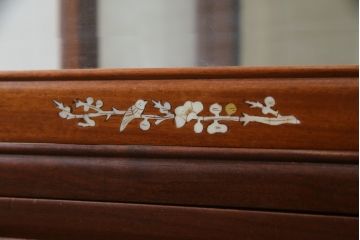 和製ビンテージ　花梨(カリン)材　螺鈿(ラデン)細工　象嵌入り　雅やかな佇まいが空間に華やぎをもたらす三面ガラスキャビネット(飾り棚、陳列棚、収納棚、戸棚、ガラスケース、ショーケース、ヴィンテージ)(R-079158)