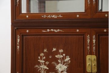 和製ビンテージ　花梨(カリン)材　螺鈿(ラデン)細工　象嵌入り　雅やかな佇まいが空間に華やぎをもたらす三面ガラスキャビネット(飾り棚、陳列棚、収納棚、戸棚、ガラスケース、ショーケース、ヴィンテージ)(R-079158)