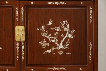 和製ビンテージ　花梨(カリン)材　螺鈿(ラデン)細工　象嵌入り　雅やかな佇まいが空間に華やぎをもたらす三面ガラスキャビネット(飾り棚、陳列棚、収納棚、戸棚、ガラスケース、ショーケース、ヴィンテージ)(R-079158)