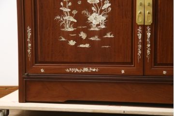 和製ビンテージ　花梨(カリン)材　螺鈿(ラデン)細工　象嵌入り　雅やかな佇まいが空間に華やぎをもたらす三面ガラスキャビネット(飾り棚、陳列棚、収納棚、戸棚、ガラスケース、ショーケース、ヴィンテージ)(R-079158)