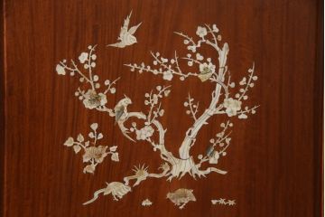 和製ビンテージ　花梨(カリン)材　螺鈿(ラデン)細工　象嵌入り　雅やかな佇まいが空間に華やぎをもたらす三面ガラスキャビネット(飾り棚、陳列棚、収納棚、戸棚、ガラスケース、ショーケース、ヴィンテージ)(R-079158)