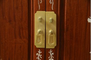 和製ビンテージ　花梨(カリン)材　螺鈿(ラデン)細工　象嵌入り　雅やかな佇まいが空間に華やぎをもたらす三面ガラスキャビネット(飾り棚、陳列棚、収納棚、戸棚、ガラスケース、ショーケース、ヴィンテージ)(R-079158)