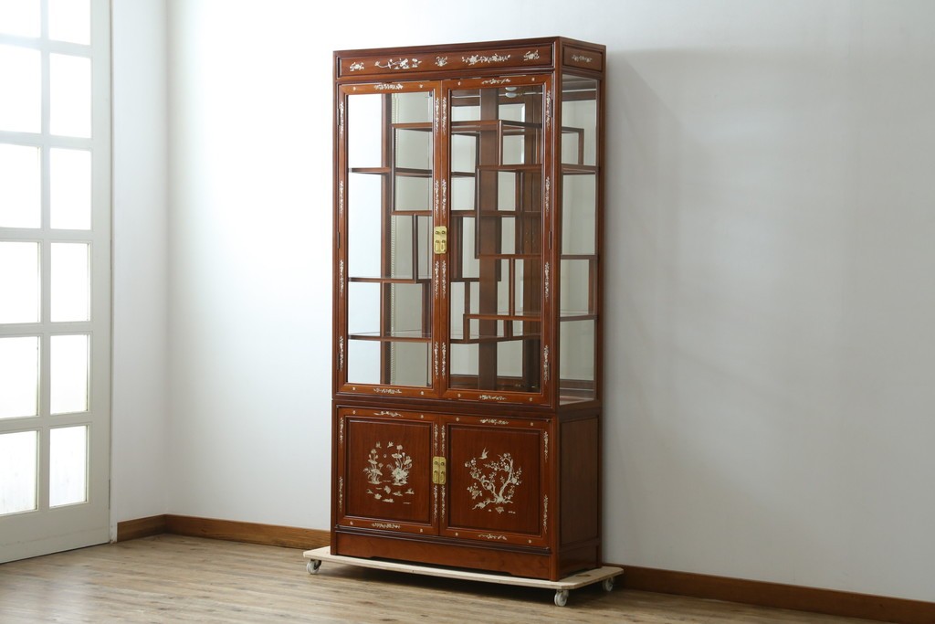 和製ビンテージ　花梨(カリン)材　螺鈿(ラデン)細工　象嵌入り　雅やかな佇まいが空間に華やぎをもたらす三面ガラスキャビネット　(R-079158)