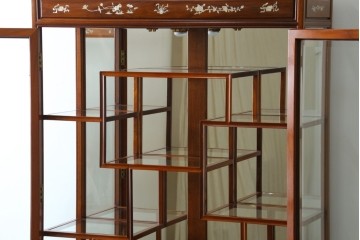 和製ビンテージ　花梨(カリン)材　螺鈿(ラデン)細工　象嵌入り　雅やかな佇まいが空間に華やぎをもたらす三面ガラスキャビネット　(R-079158)