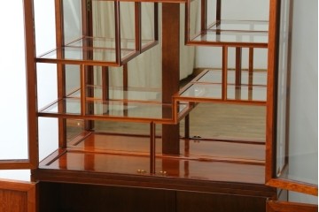 和製ビンテージ　花梨(カリン)材　螺鈿(ラデン)細工　象嵌入り　雅やかな佇まいが空間に華やぎをもたらす三面ガラスキャビネット　(R-079158)