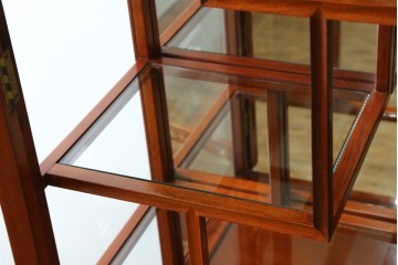 和製ビンテージ　花梨(カリン)材　螺鈿(ラデン)細工　象嵌入り　雅やかな佇まいが空間に華やぎをもたらす三面ガラスキャビネット　(R-079158)