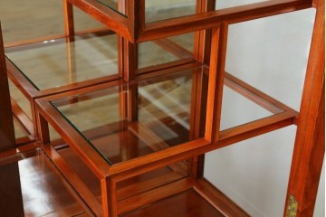 和製ビンテージ　花梨(カリン)材　螺鈿(ラデン)細工　象嵌入り　雅やかな佇まいが空間に華やぎをもたらす三面ガラスキャビネット　(R-079158)